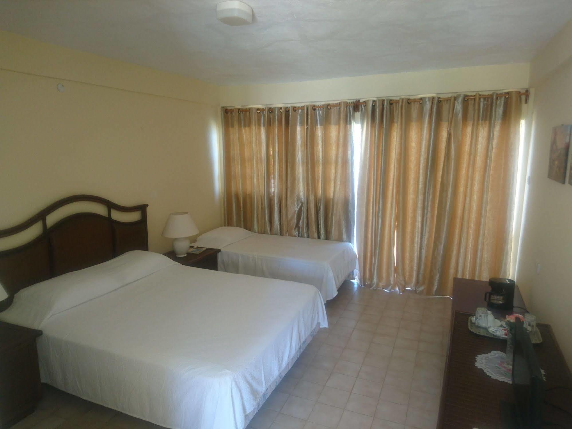 Kings Landing Hotel Clifton Bagian luar foto
